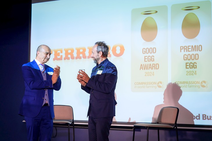 Ferrero riceve il premio good egg sul palco dal CEO di CIWF Philip Lymbery